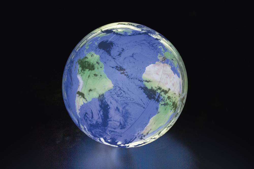Пляжный мяч 61см "Планета Земля" с подсветкой, от 2 лет, Bestway 31045 BW